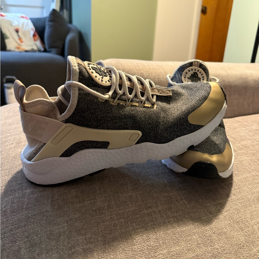 Nike Women's Sneakers in Gray and Gold